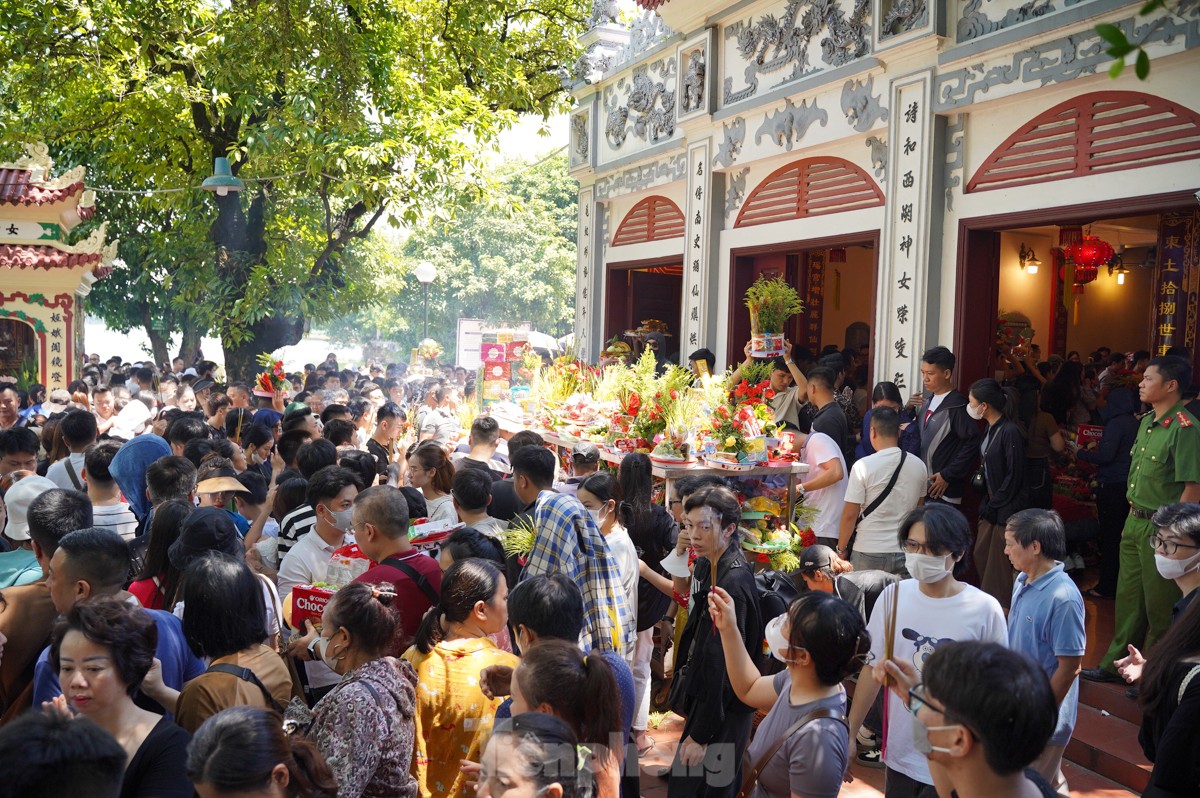 Chen chân lễ Phủ Tây Hồ trong ngày đầu tháng 'cô hồn' - Ảnh 7.