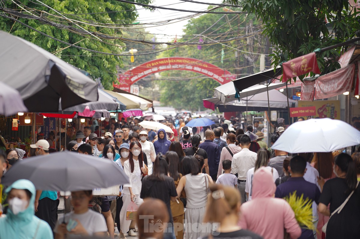 Chen chân lễ Phủ Tây Hồ trong ngày đầu tháng 'cô hồn' - Ảnh 20.