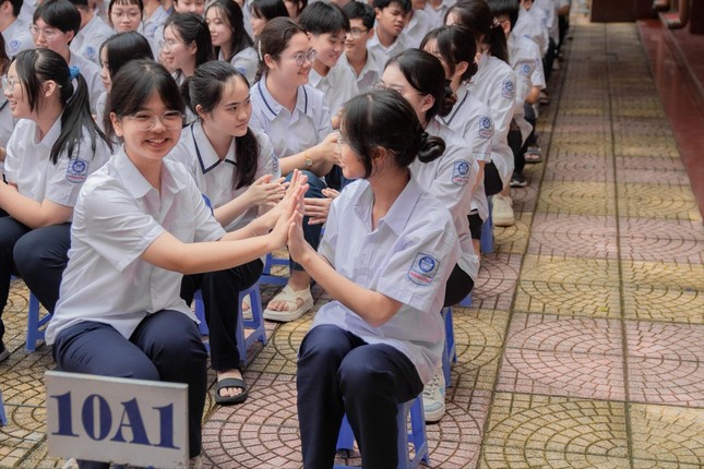 Thanh tra đột xuất chấm thi vào lớp 10 ở Hải Phòng: Một số bài thi có dấu hiệu bất thường- Ảnh 1.