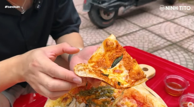 Foodtour Hà Nội nhưng mà lạ lắm: Ăn pizza ngồi ghế nhựa giá từ 20k, bánh mì pate full thịt chỉ 12k... và hàng loạt món ăn giá rẻ "giật mình"- Ảnh 12.