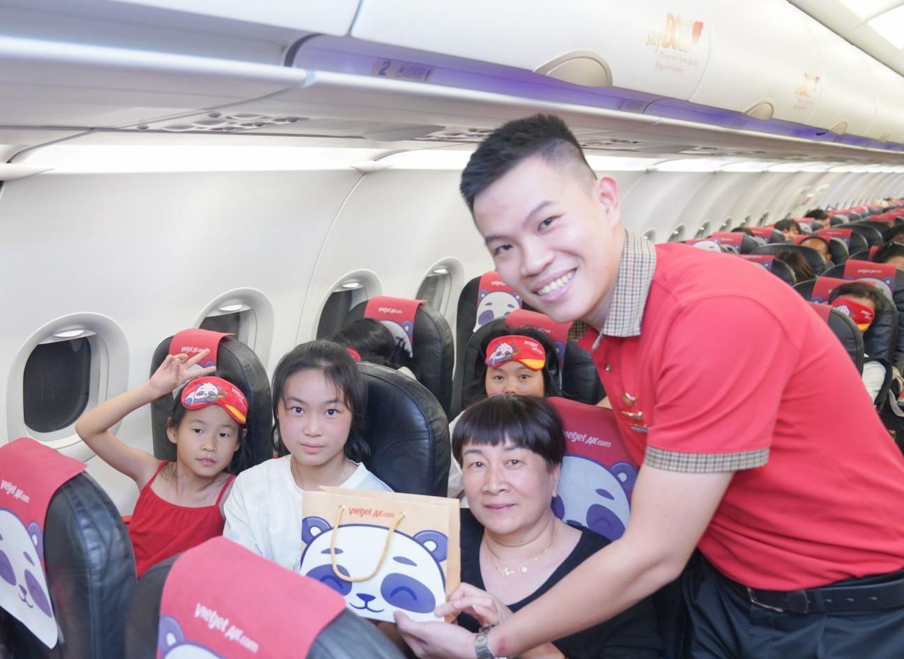 Ghé Thành Đô ngắm gấu trúc, cùng máy bay Amy Vietjet chào đón mùa thu - Ảnh 4.