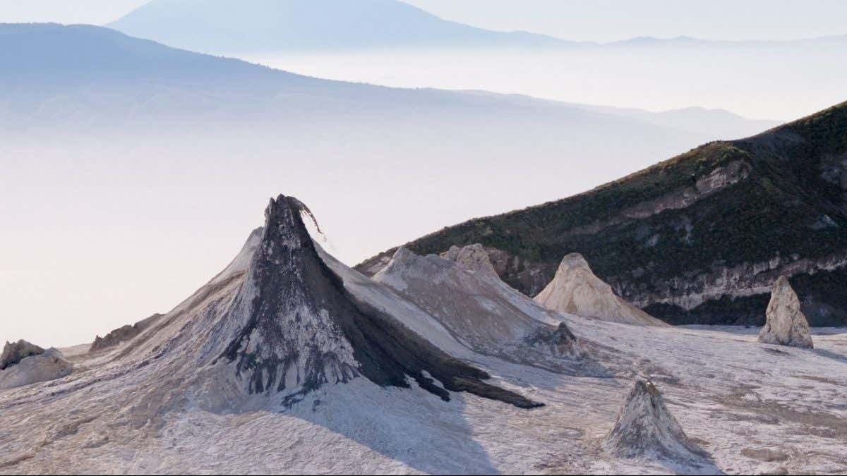 Ngọn núi lửa này phun ra dòng dung nham đen, loại magma kỳ lạ nhất trên Trái Đất- Ảnh 1.