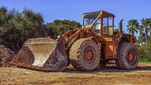 Lão nông đào được tấm bia lạ trên đồng, mang đến tiệm đồ cổ bị chê không có giá trị: Nửa đêm món đồ bất ngờ biến mất không dấu vết- Ảnh 1.