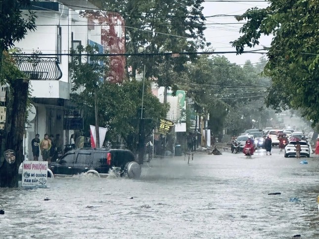 Thành phố Kon Tum ngập nặng sau trận mưa lớn- Ảnh 3.