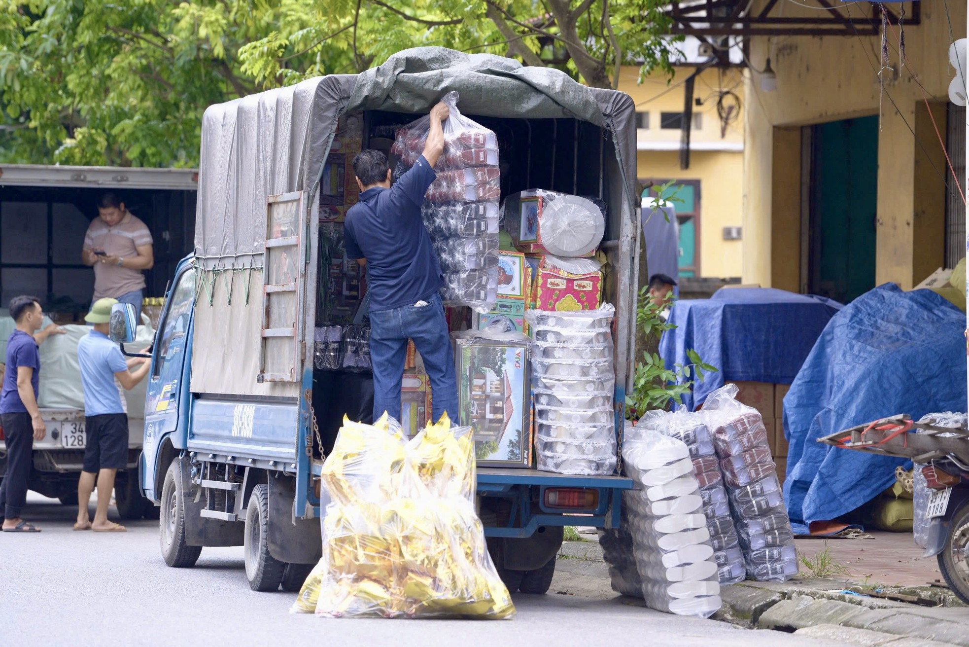 Biệt thự, xe sang cho người cõi âm lên kệ phục vụ Rằm tháng 7- Ảnh 1.