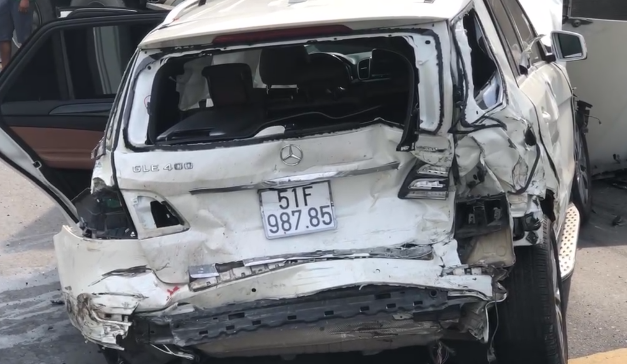 Toàn cảnh hiện trường vụ tai nạn nghiêm trọng giữa 8 ô tô trên cầu Phú Mỹ khiến giao thông tê liệt- Ảnh 7. Toàn cảnh hiện trường vụ tai nạn nghiêm trọng giữa 8 ô tô trên cầu Phú Mỹ khiến giao thông tê liệt- Ảnh 7.