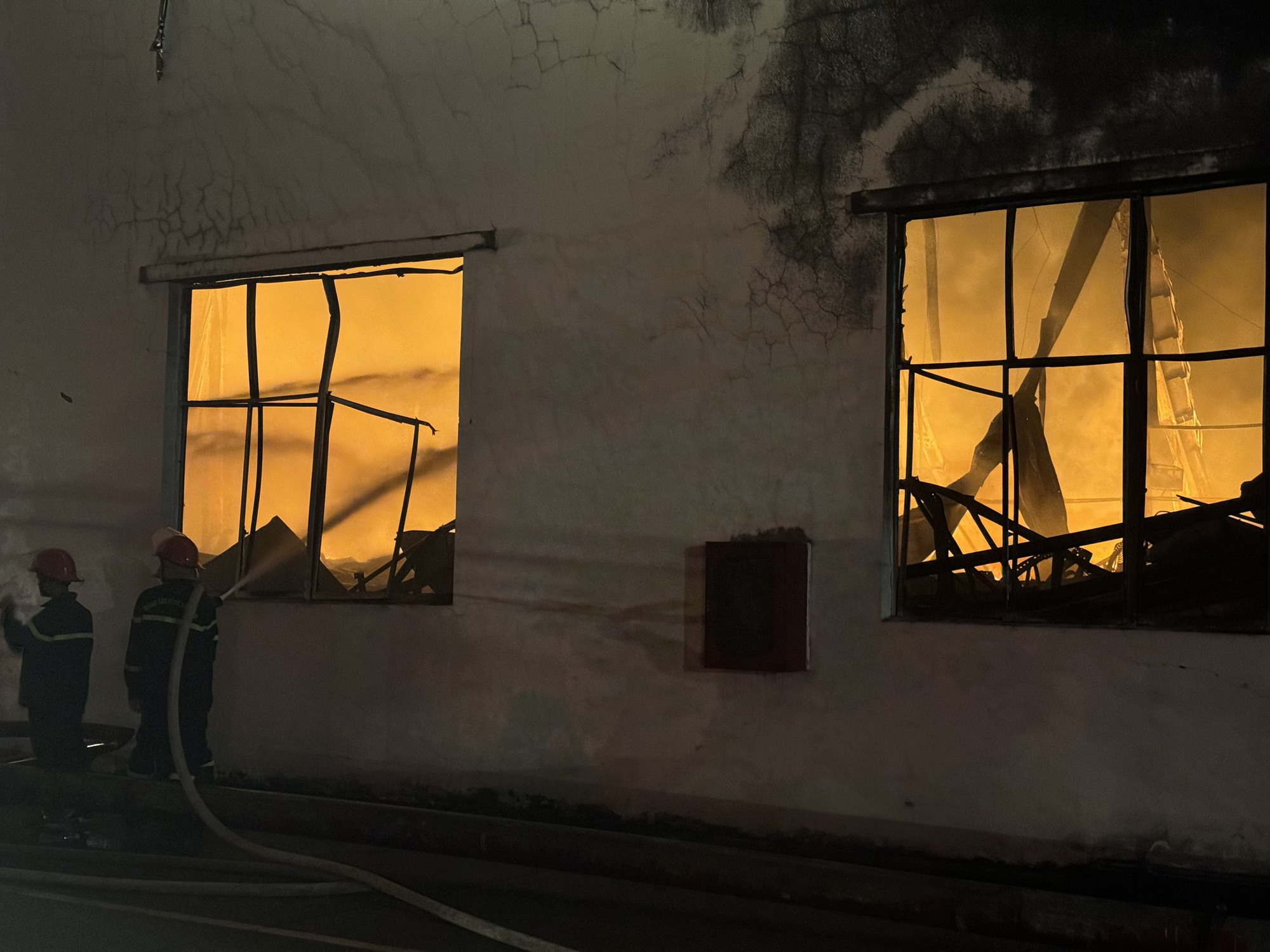 Toàn cảnh "biển lửa" bao trùm gần 14.000 m2 trong Khu Công nghiệp Bàu Xéo- Ảnh 6. Toàn cảnh "biển lửa" bao trùm gần 14.000 m2 trong Khu Công nghiệp Bàu Xéo- Ảnh 6.