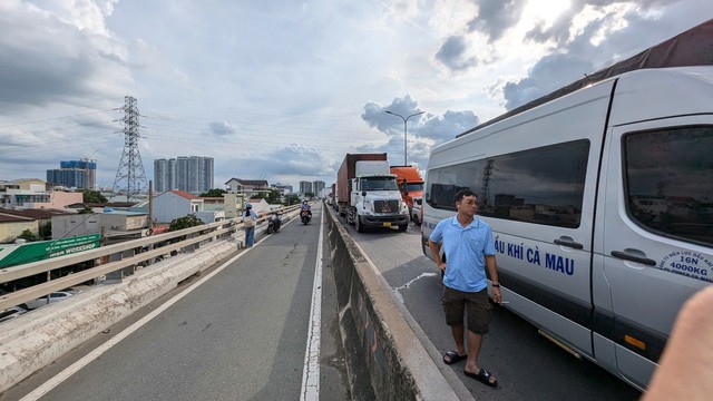 Chùm ảnh hiện trường và kẹt xe gần 3km sau tai nạn liên hoàn trên cầu Phú Mỹ- Ảnh 5. Chùm ảnh hiện trường và kẹt xe gần 3km sau tai nạn liên hoàn trên cầu Phú Mỹ- Ảnh 5.