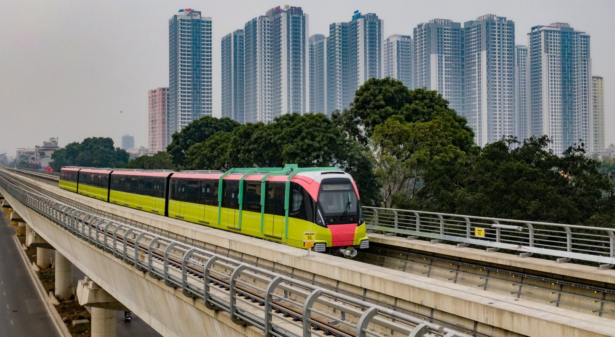 Hình ảnh khó tin ở tuyến metro đắt thứ nhì Việt Nam: Khách chật kín và thích thú vì một điều chưa từng có - Ảnh 21.