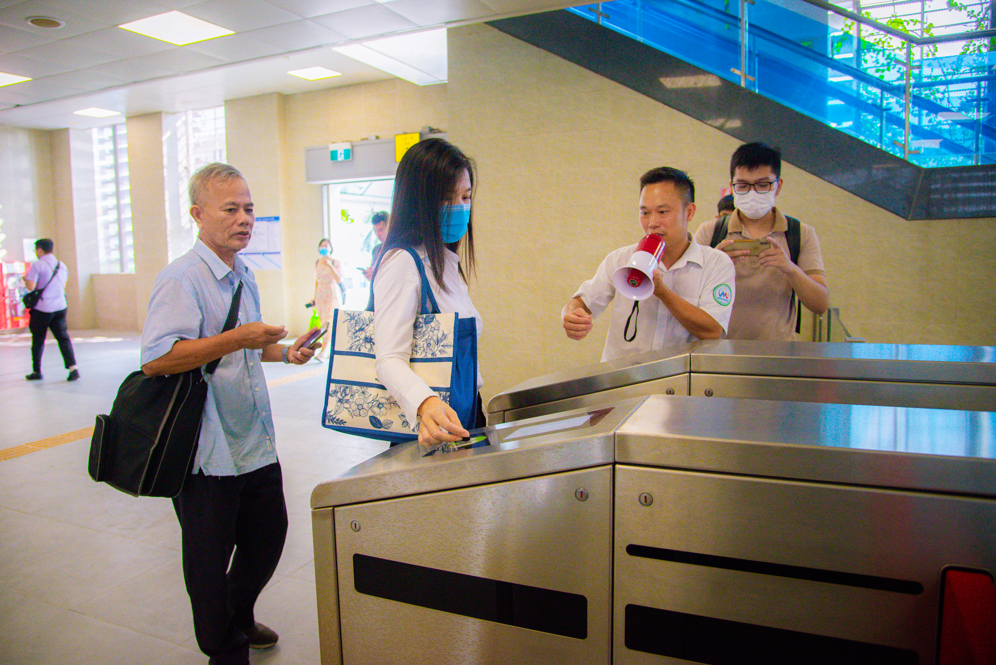 Muộn làm vì chọn tàu Nhổn - ga Hà Nội, người mẹ 36 tuổi vẫn quyết đi bằng được vì đã chờ từ thời sinh viên- Ảnh 13. Muộn làm vì chọn tàu Nhổn - ga Hà Nội, người mẹ 36 tuổi vẫn quyết đi bằng được vì đã chờ từ thời sinh viên- Ảnh 13.