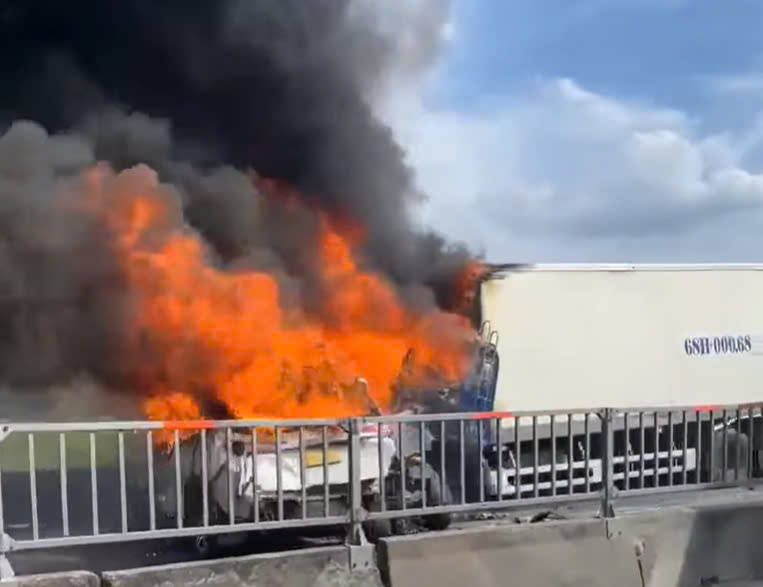 Toàn cảnh hiện trường vụ tai nạn nghiêm trọng giữa 8 ô tô trên cầu Phú Mỹ khiến giao thông tê liệt- Ảnh 1. Toàn cảnh hiện trường vụ tai nạn nghiêm trọng giữa 8 ô tô trên cầu Phú Mỹ khiến giao thông tê liệt- Ảnh 1.