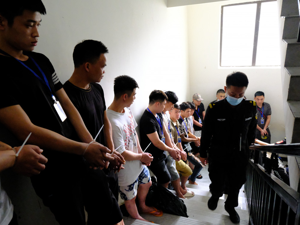 Hình ảnh cuộc đột kích, bắt 155 đối tượng chuyên lừa tiền người Việt trong toà nhà "bất khả xâm phạm" - Ảnh 3.