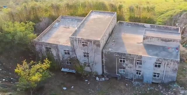 Ông cụ từ chối 35 tỷ đồng tiền đền bù khiến ngôi nhà 1000m2 "kẹt cứng" giữa hố bùn, bị chủ đầu tư cắt cả điện, nước: Nguyên nhân khiến ai nấy đều lặng người vì ngao ngán - Ảnh 1. Ông cụ từ chối 35 tỷ đồng tiền đền bù khiến ngôi nhà 1000m2 "kẹt cứng" giữa hố bùn, bị chủ đầu tư cắt cả điện, nước: Nguyên nhân khiến ai nấy đều lặng người vì ngao ngán - Ảnh 1.