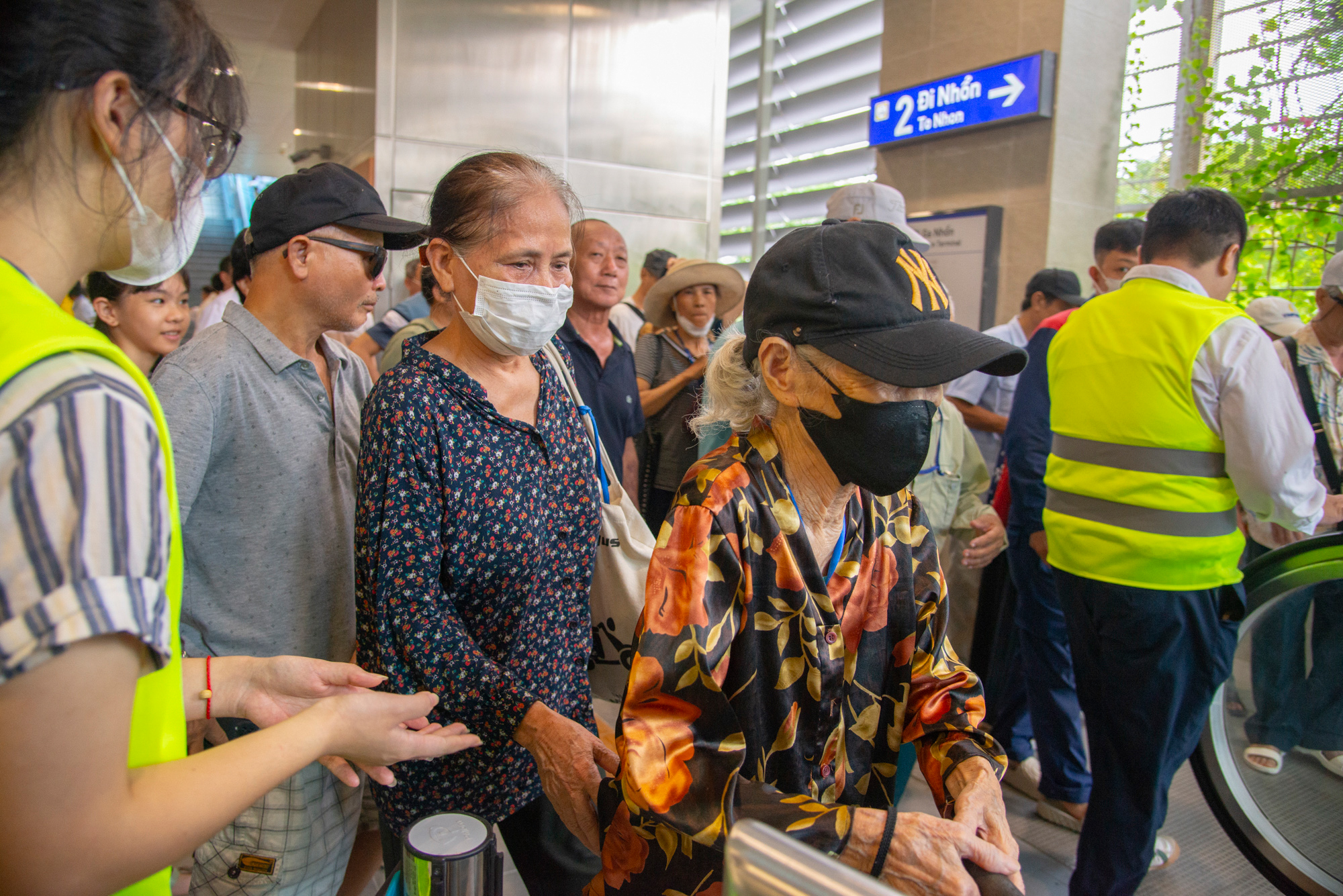 Muộn làm vì chọn tàu Nhổn - ga Hà Nội, người mẹ 36 tuổi vẫn quyết đi bằng được vì đã chờ từ thời sinh viên- Ảnh 2. Muộn làm vì chọn tàu Nhổn - ga Hà Nội, người mẹ 36 tuổi vẫn quyết đi bằng được vì đã chờ từ thời sinh viên- Ảnh 2.