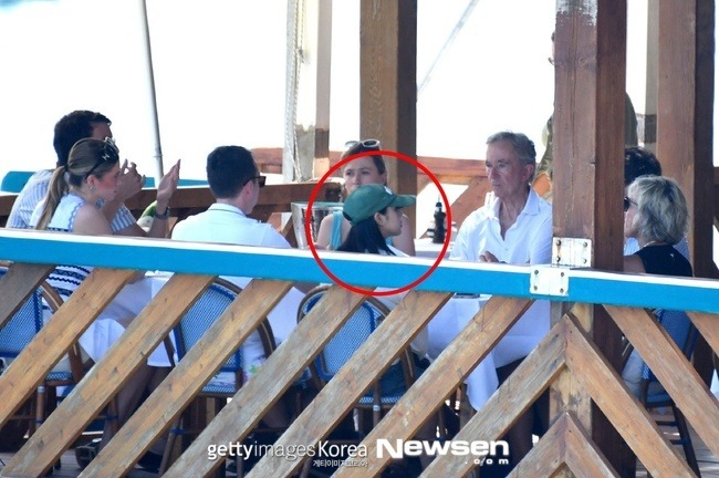 Hot: Báo Hàn "bắt gọn" Lisa diện kiến bố mẹ chồng tỷ phú tương lai- Ảnh 3. Hot: Báo Hàn "bắt gọn" Lisa diện kiến bố mẹ chồng tỷ phú tương lai- Ảnh 3.