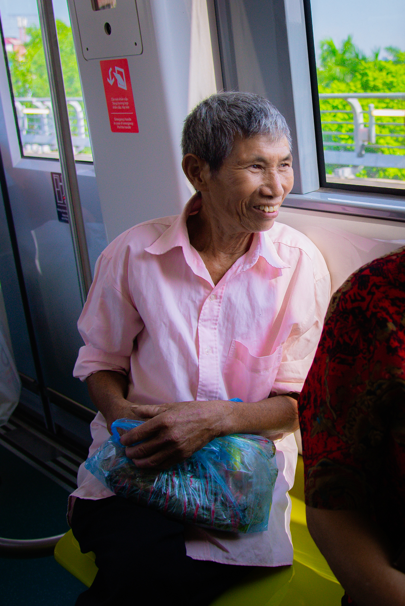 Muộn làm vì chọn tàu Nhổn - ga Hà Nội, người mẹ 36 tuổi vẫn quyết đi bằng được vì đã chờ từ thời sinh viên- Ảnh 6. Muộn làm vì chọn tàu Nhổn - ga Hà Nội, người mẹ 36 tuổi vẫn quyết đi bằng được vì đã chờ từ thời sinh viên- Ảnh 6.