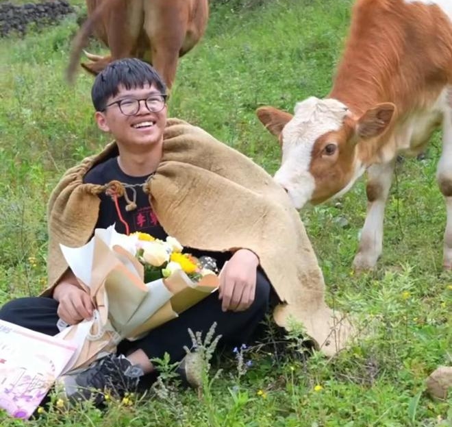 Đang chăn 7 con b&ograve; tr&ecirc;n n&uacute;i, ch&agrave;ng trai bất ngờ nhận giấy b&aacute;o tr&uacute;ng tuyển Đại học Thanh Hoa: Biết điểm số, nhiều người th&aacute;n phục- Ảnh 4.