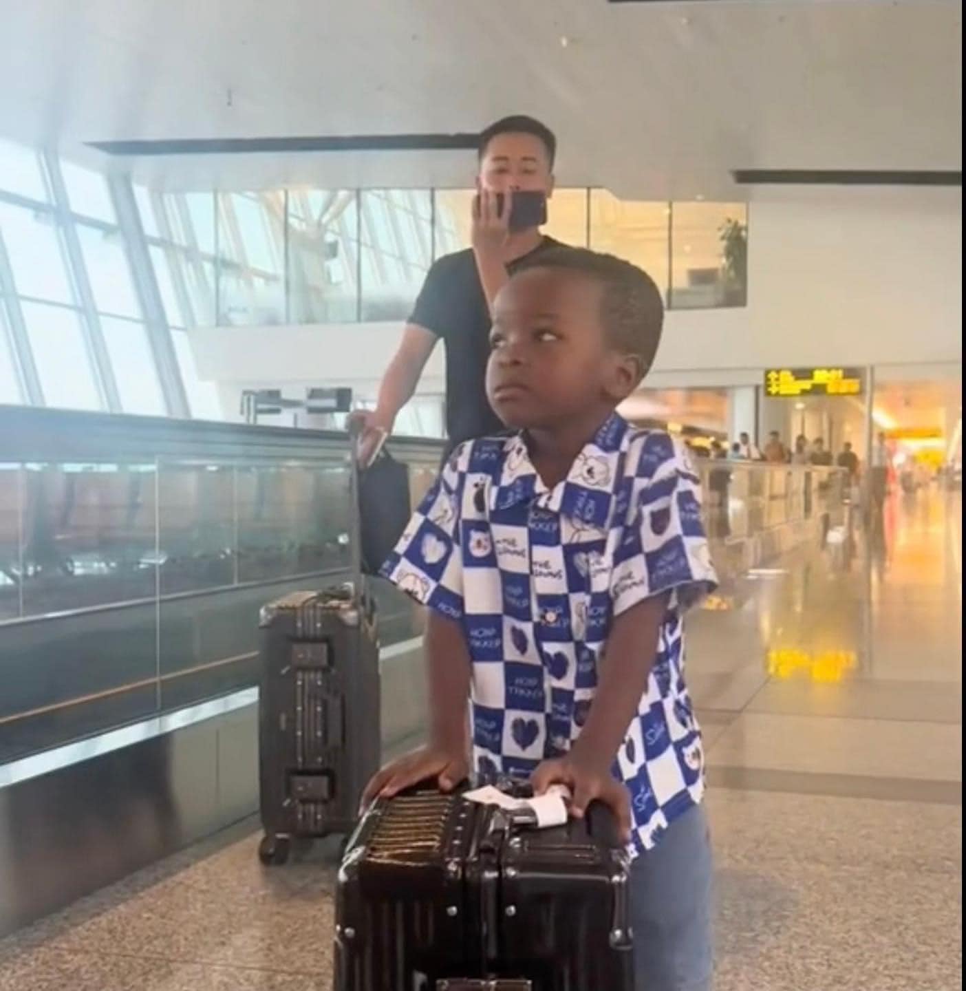 Đoạn clip cho thấy Lôi Con được giáo dục rất tốt, ngoan và hiểu chuyện hơn những gì bạn nghĩ về một cậu bé 6 tuổi- Ảnh 2. Đoạn clip cho thấy Lôi Con được giáo dục rất tốt, ngoan và hiểu chuyện hơn những gì bạn nghĩ về một cậu bé 6 tuổi- Ảnh 2.