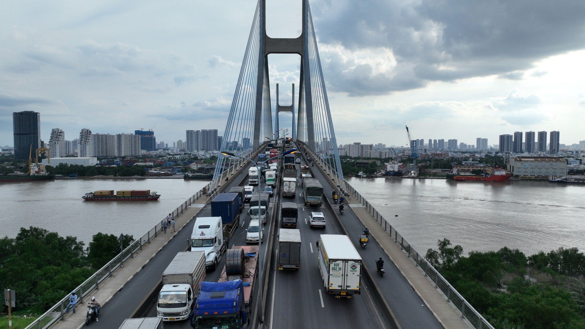 Toàn cảnh hiện trường vụ tai nạn nghiêm trọng giữa 8 ô tô trên cầu Phú Mỹ khiến giao thông tê liệt- Ảnh 16. Toàn cảnh hiện trường vụ tai nạn nghiêm trọng giữa 8 ô tô trên cầu Phú Mỹ khiến giao thông tê liệt- Ảnh 16.