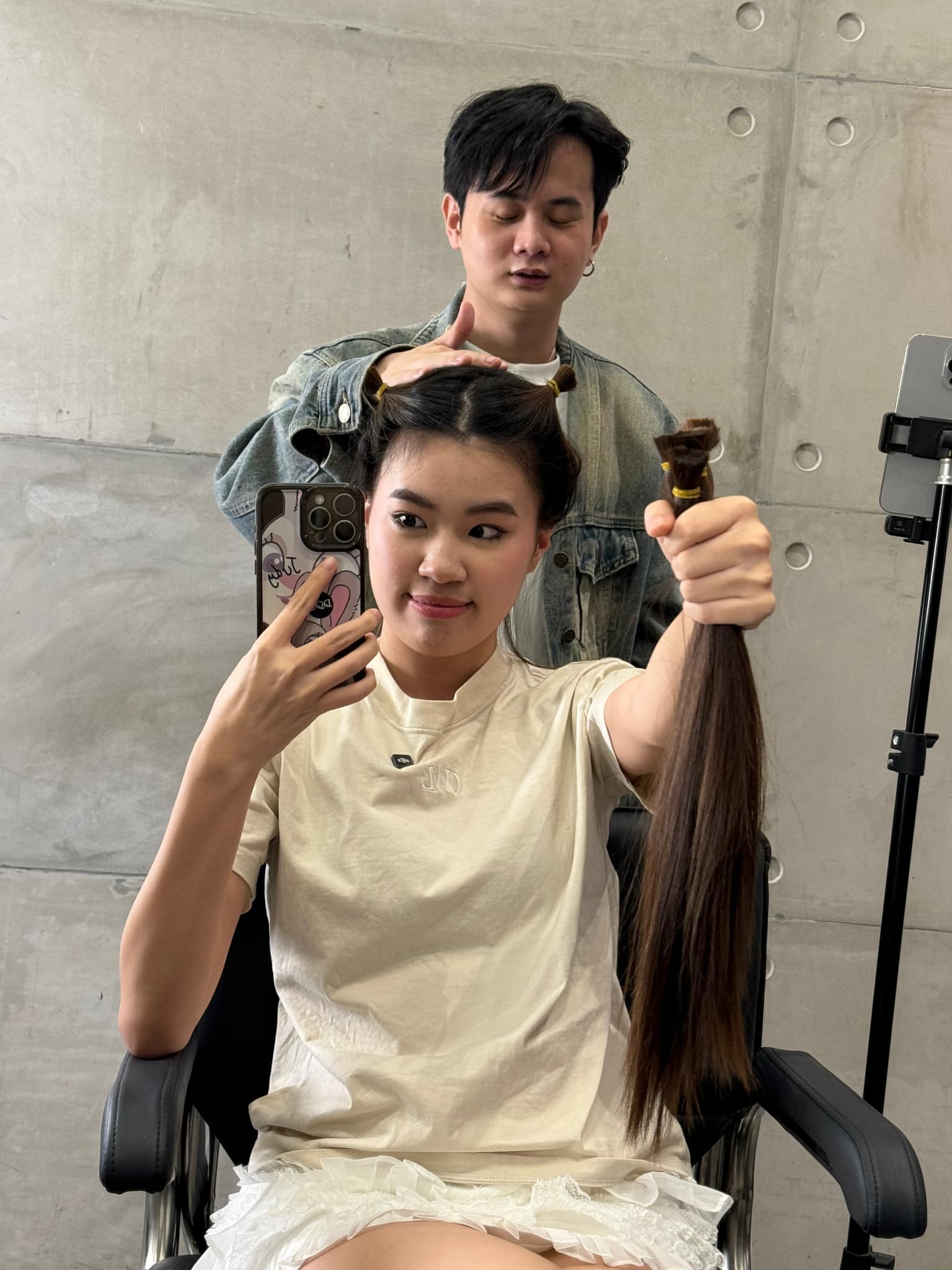 Sao nữ 2k3 cạo đầu hiến tóc ở tuổi 21: Là người sở hữu bản hit khiến cả thế giới say mê, lập kỷ lục “vô tiền khoáng hậu" cho nhạc Việt- Ảnh 1. Sao nữ 2k3 cạo đầu hiến tóc ở tuổi 21: Là người sở hữu bản hit khiến cả thế giới say mê, lập kỷ lục “vô tiền khoáng hậu" cho nhạc Việt- Ảnh 1.