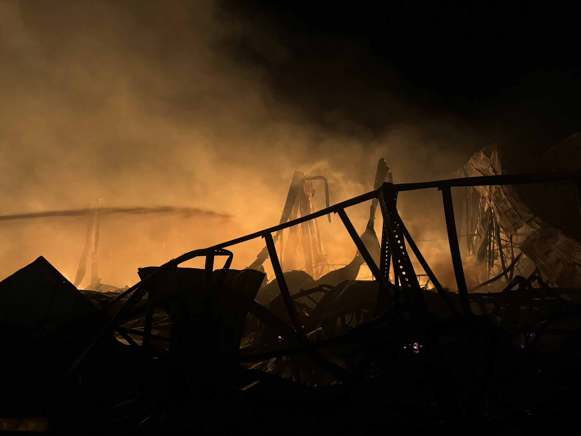 Toàn cảnh "biển lửa" bao trùm gần 14.000 m2 trong Khu Công nghiệp Bàu Xéo- Ảnh 8. Toàn cảnh "biển lửa" bao trùm gần 14.000 m2 trong Khu Công nghiệp Bàu Xéo- Ảnh 8.