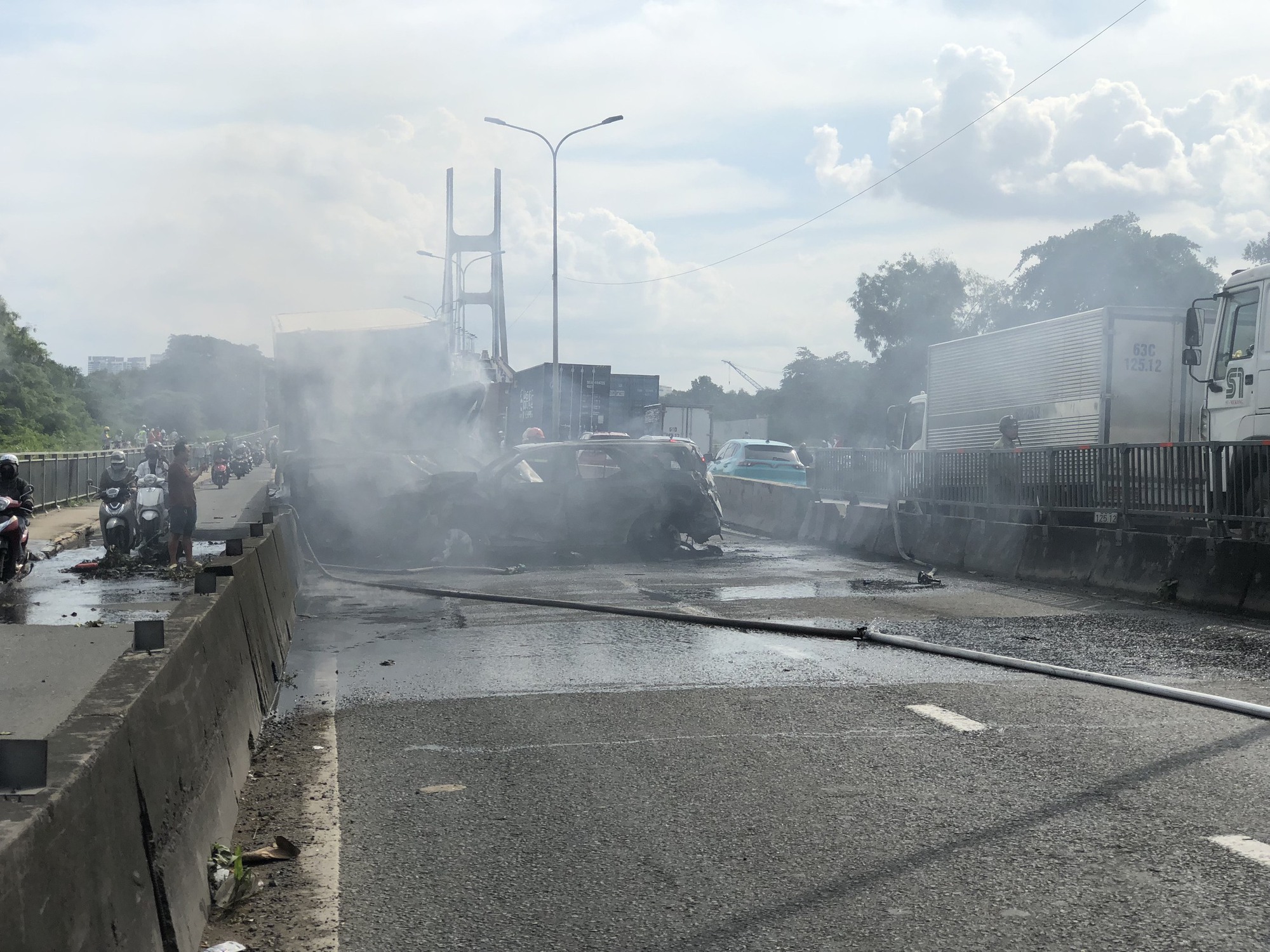 Toàn cảnh hiện trường vụ tai nạn nghiêm trọng giữa 8 ô tô trên cầu Phú Mỹ khiến giao thông tê liệt- Ảnh 2. Toàn cảnh hiện trường vụ tai nạn nghiêm trọng giữa 8 ô tô trên cầu Phú Mỹ khiến giao thông tê liệt- Ảnh 2.