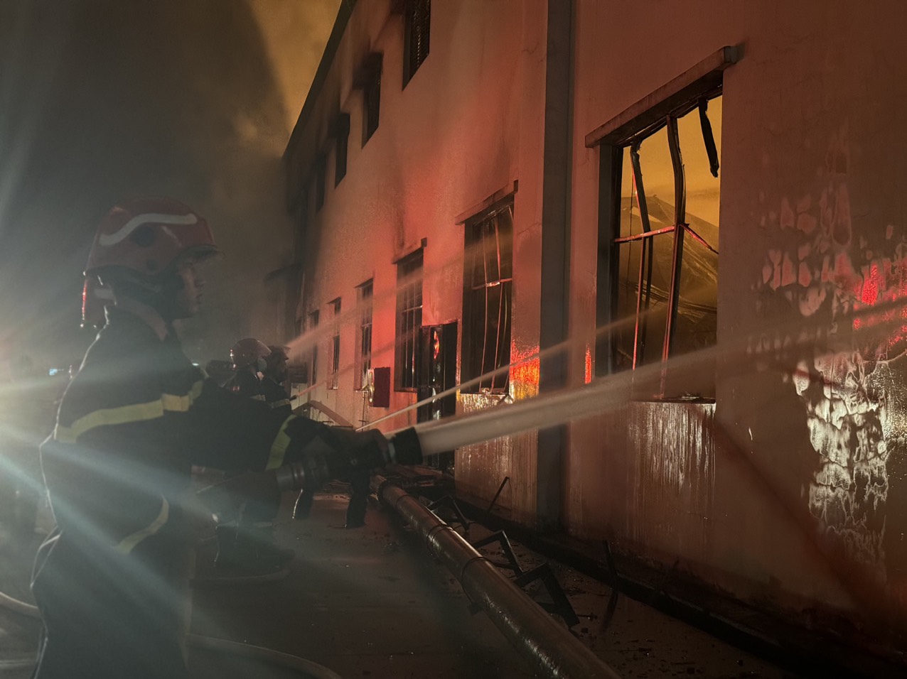 Toàn cảnh "biển lửa" bao trùm gần 14.000 m2 trong Khu Công nghiệp Bàu Xéo- Ảnh 7. Toàn cảnh "biển lửa" bao trùm gần 14.000 m2 trong Khu Công nghiệp Bàu Xéo- Ảnh 7.