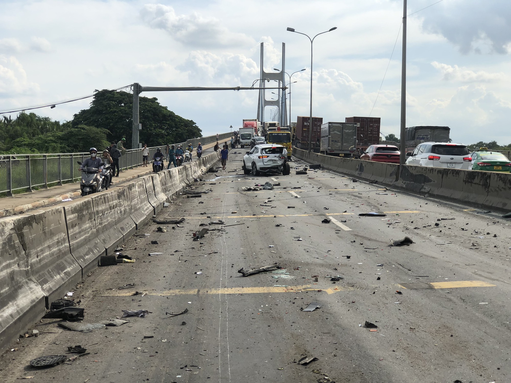 Toàn cảnh hiện trường vụ tai nạn nghiêm trọng giữa 8 ô tô trên cầu Phú Mỹ khiến giao thông tê liệt- Ảnh 8. Toàn cảnh hiện trường vụ tai nạn nghiêm trọng giữa 8 ô tô trên cầu Phú Mỹ khiến giao thông tê liệt- Ảnh 8.