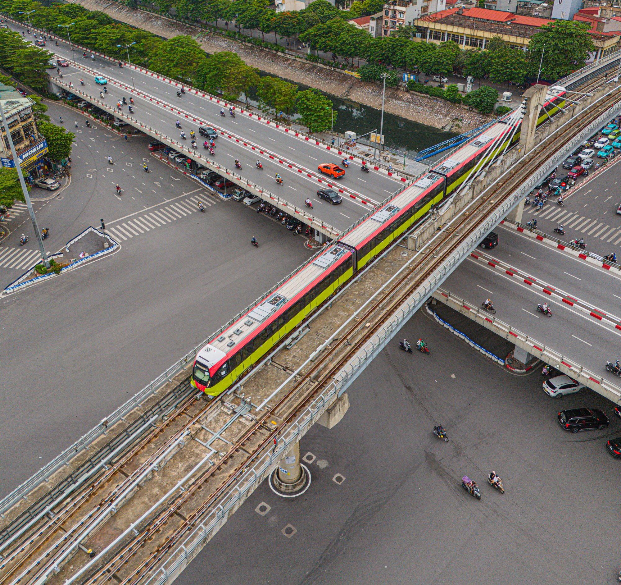 Muộn làm vì chọn tàu Nhổn - ga Hà Nội, người mẹ 36 tuổi vẫn quyết đi bằng được vì đã chờ từ thời sinh viên- Ảnh 10. Muộn làm vì chọn tàu Nhổn - ga Hà Nội, người mẹ 36 tuổi vẫn quyết đi bằng được vì đã chờ từ thời sinh viên- Ảnh 10.