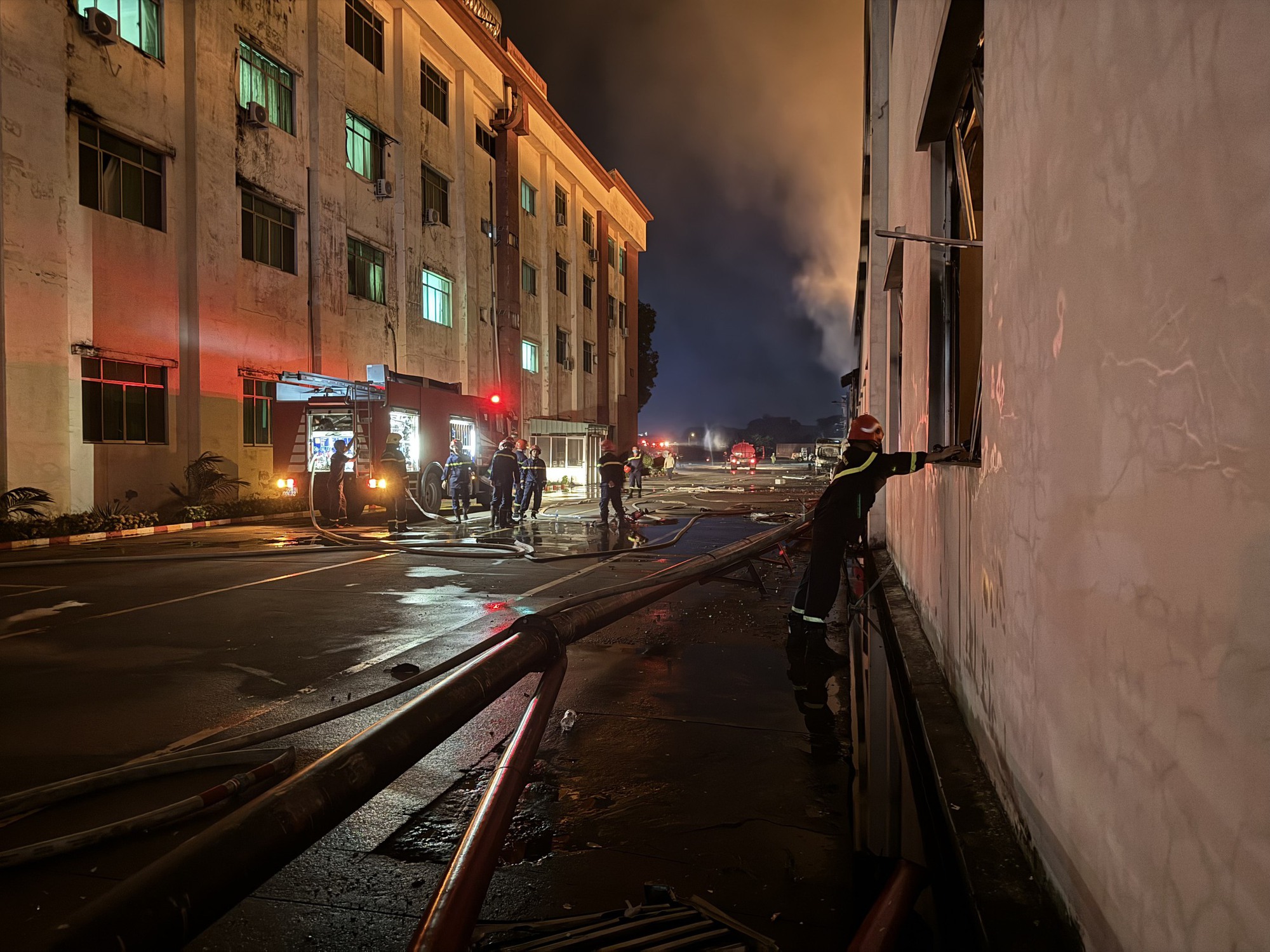 Toàn cảnh "biển lửa" bao trùm gần 14.000 m2 trong Khu Công nghiệp Bàu Xéo- Ảnh 5. Toàn cảnh "biển lửa" bao trùm gần 14.000 m2 trong Khu Công nghiệp Bàu Xéo- Ảnh 5.