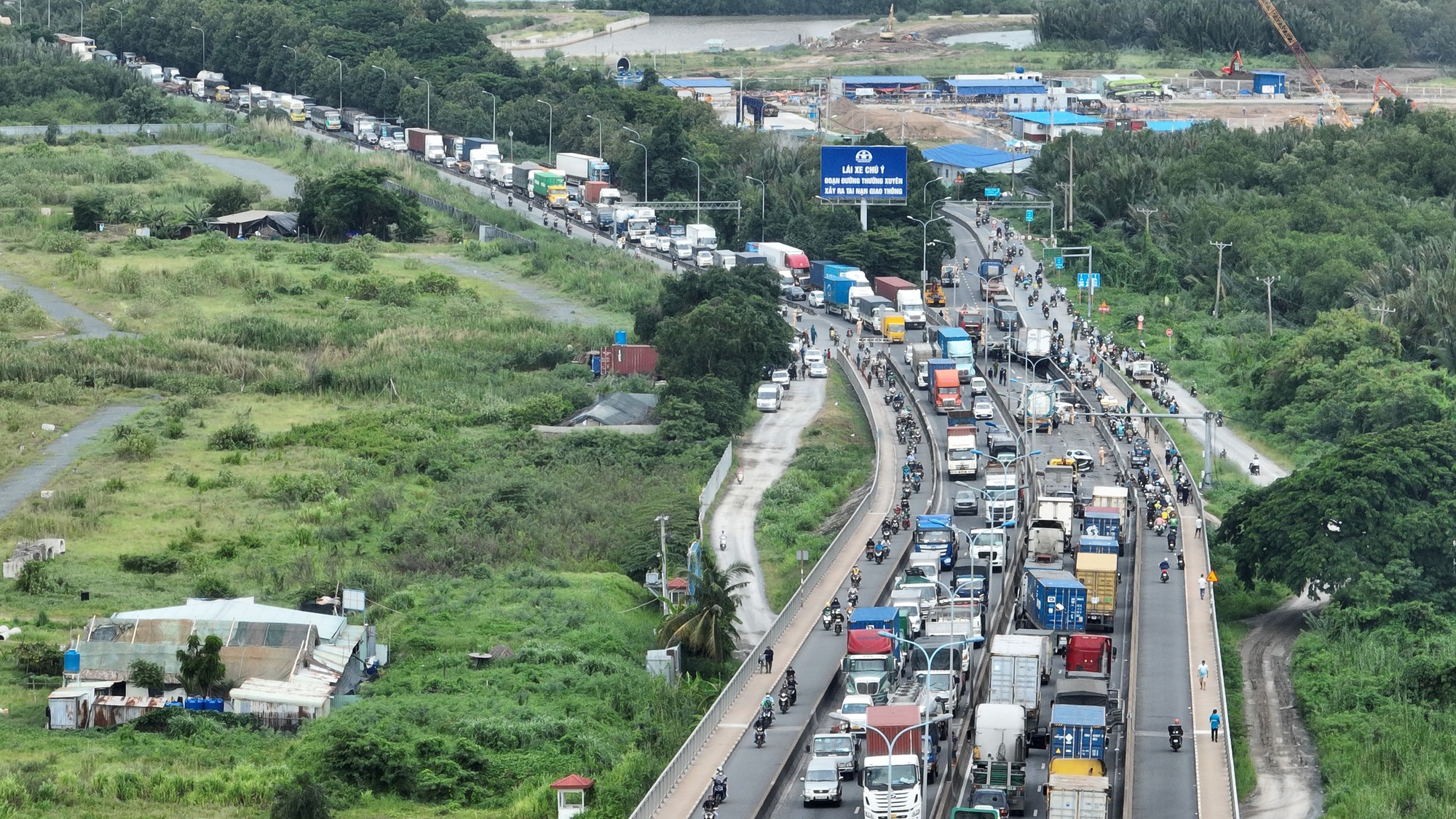 Toàn cảnh hiện trường vụ tai nạn nghiêm trọng giữa 8 ô tô trên cầu Phú Mỹ khiến giao thông tê liệt- Ảnh 15.