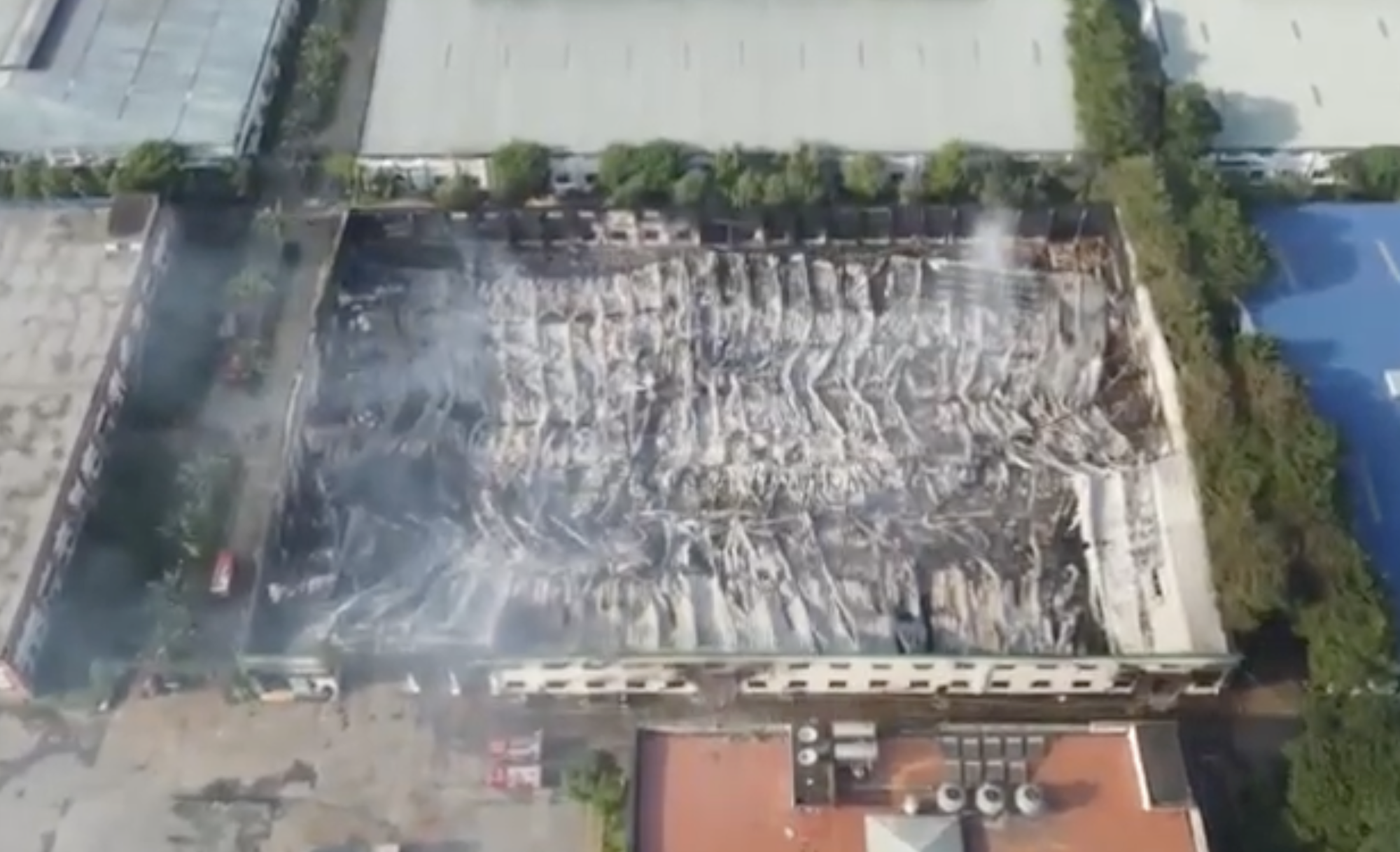 Toàn cảnh "biển lửa" bao trùm gần 14.000 m2 trong Khu Công nghiệp Bàu Xéo- Ảnh 1. Toàn cảnh "biển lửa" bao trùm gần 14.000 m2 trong Khu Công nghiệp Bàu Xéo- Ảnh 1.