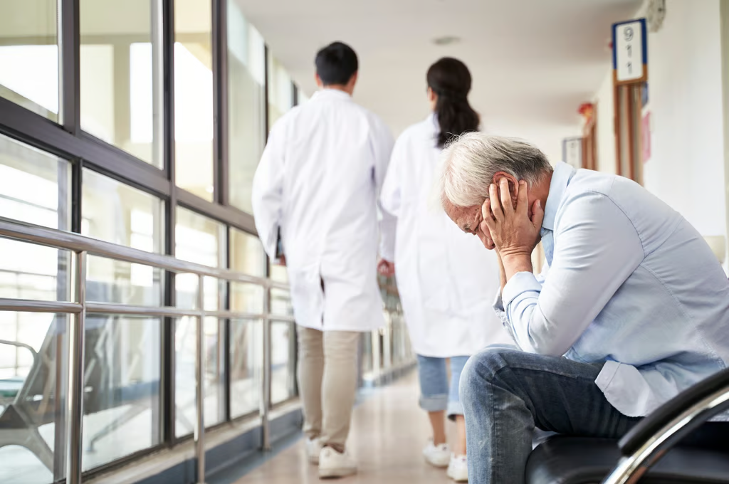 Nam sinh bị bố mẹ đưa v&agrave;o trại t&acirc;m thần suốt 83 ng&agrave;y v&igrave; kh&ocirc;ng nghe lời, ngay khi xuất viện, ch&agrave;ng trai đưa phụ huynh đi kh&aacute;m sức khỏe: Ph&aacute;t hiện sự thật đau l&ograve;ng- Ảnh 2.