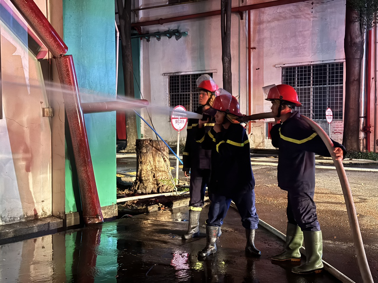 Toàn cảnh "biển lửa" bao trùm gần 14.000 m2 trong Khu Công nghiệp Bàu Xéo- Ảnh 10. Toàn cảnh "biển lửa" bao trùm gần 14.000 m2 trong Khu Công nghiệp Bàu Xéo- Ảnh 10.