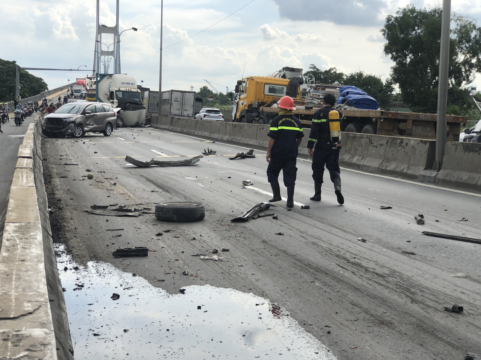 Toàn cảnh hiện trường vụ tai nạn nghiêm trọng giữa 8 ô tô trên cầu Phú Mỹ khiến giao thông tê liệt- Ảnh 9. Toàn cảnh hiện trường vụ tai nạn nghiêm trọng giữa 8 ô tô trên cầu Phú Mỹ khiến giao thông tê liệt- Ảnh 9.