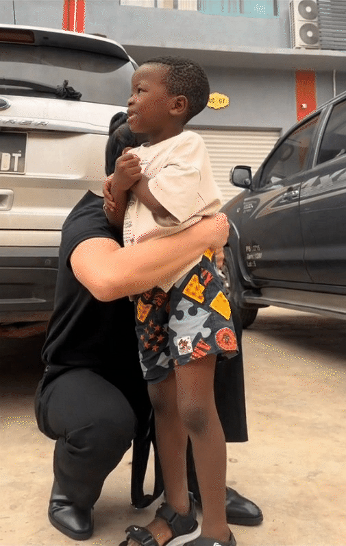 Đoạn clip cho thấy Lôi Con được giáo dục rất tốt, ngoan và hiểu chuyện hơn những gì bạn nghĩ về một cậu bé 6 tuổi- Ảnh 7. Đoạn clip cho thấy Lôi Con được giáo dục rất tốt, ngoan và hiểu chuyện hơn những gì bạn nghĩ về một cậu bé 6 tuổi- Ảnh 7.