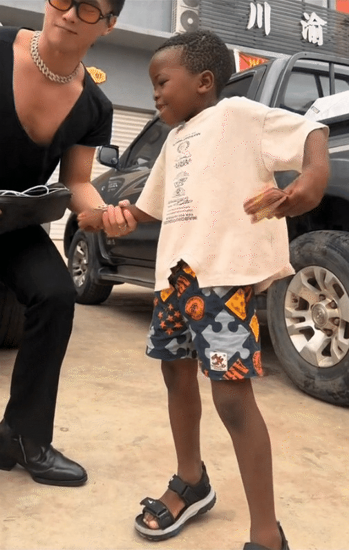 Đoạn clip cho thấy Lôi Con được giáo dục rất tốt, ngoan và hiểu chuyện hơn những gì bạn nghĩ về một cậu bé 6 tuổi- Ảnh 6. Đoạn clip cho thấy Lôi Con được giáo dục rất tốt, ngoan và hiểu chuyện hơn những gì bạn nghĩ về một cậu bé 6 tuổi- Ảnh 6.