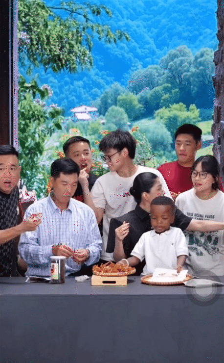 Đoạn clip cho thấy Lôi Con được giáo dục rất tốt, ngoan và hiểu chuyện hơn những gì bạn nghĩ về một cậu bé 6 tuổi- Ảnh 14. Đoạn clip cho thấy Lôi Con được giáo dục rất tốt, ngoan và hiểu chuyện hơn những gì bạn nghĩ về một cậu bé 6 tuổi- Ảnh 14.