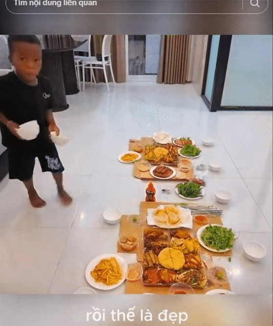 Đoạn clip cho thấy Lôi Con được giáo dục rất tốt, ngoan và hiểu chuyện hơn những gì bạn nghĩ về một cậu bé 6 tuổi- Ảnh 10. Đoạn clip cho thấy Lôi Con được giáo dục rất tốt, ngoan và hiểu chuyện hơn những gì bạn nghĩ về một cậu bé 6 tuổi- Ảnh 10.