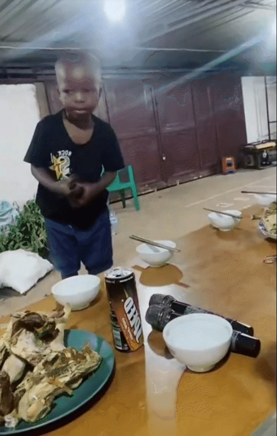 Đoạn clip cho thấy Lôi Con được giáo dục rất tốt, ngoan và hiểu chuyện hơn những gì bạn nghĩ về một cậu bé 6 tuổi- Ảnh 9. Đoạn clip cho thấy Lôi Con được giáo dục rất tốt, ngoan và hiểu chuyện hơn những gì bạn nghĩ về một cậu bé 6 tuổi- Ảnh 9.