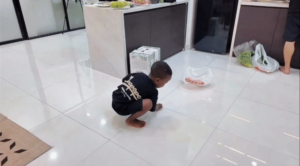 Đoạn clip cho thấy Lôi Con được giáo dục rất tốt, ngoan và hiểu chuyện hơn những gì bạn nghĩ về một cậu bé 6 tuổi- Ảnh 11. Đoạn clip cho thấy Lôi Con được giáo dục rất tốt, ngoan và hiểu chuyện hơn những gì bạn nghĩ về một cậu bé 6 tuổi- Ảnh 11.