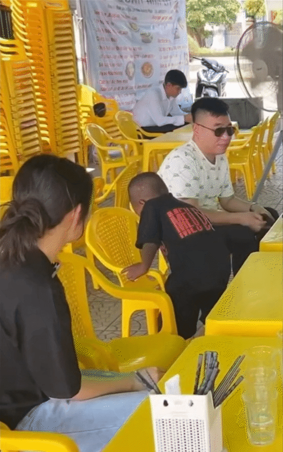 Đoạn clip cho thấy Lôi Con được giáo dục rất tốt, ngoan và hiểu chuyện hơn những gì bạn nghĩ về một cậu bé 6 tuổi- Ảnh 12. Đoạn clip cho thấy Lôi Con được giáo dục rất tốt, ngoan và hiểu chuyện hơn những gì bạn nghĩ về một cậu bé 6 tuổi- Ảnh 12.