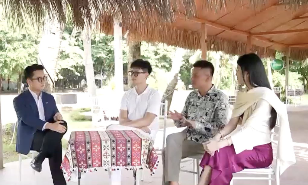 Nổ tranh c&atilde;i lớn khi gia đ&igrave;nh N&agrave;ng Mơ v&agrave; &Ocirc;ng Bố Đi&ecirc;n bất ngờ l&ecirc;n tr&ecirc;n s&oacute;ng truyền h&igrave;nh gi&atilde;i b&agrave;y- Ảnh 1.