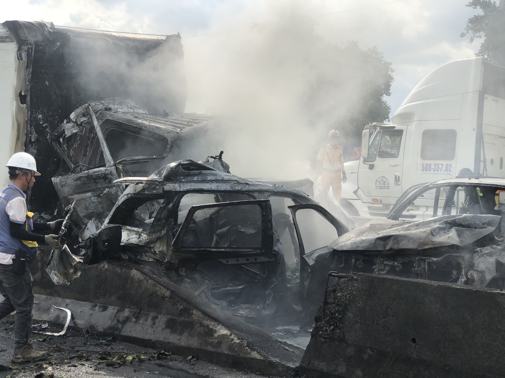 Toàn cảnh hiện trường vụ tai nạn nghiêm trọng giữa 8 ô tô trên cầu Phú Mỹ khiến giao thông tê liệt- Ảnh 3. Toàn cảnh hiện trường vụ tai nạn nghiêm trọng giữa 8 ô tô trên cầu Phú Mỹ khiến giao thông tê liệt- Ảnh 3.