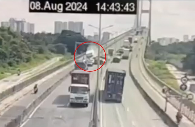 Camera ghi cảnh xe tải gây tai nạn liên hoàn, bốc cháy ngùn ngụt ở TPHCM- Ảnh 1. Camera ghi cảnh xe tải gây tai nạn liên hoàn, bốc cháy ngùn ngụt ở TPHCM- Ảnh 1.