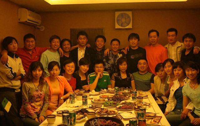 Đi họp lớp cấp 3, t&ocirc;i chi 50 triệu đồng bao mọi người vui chơi tới bến, khi v&agrave;o nh&agrave; vệ sinh t&igrave;nh cờ nghe được cuộc n&oacute;i chuyện của c&aacute;c bạn, t&ocirc;i lặng lẽ bỏ đi- Ảnh 1.