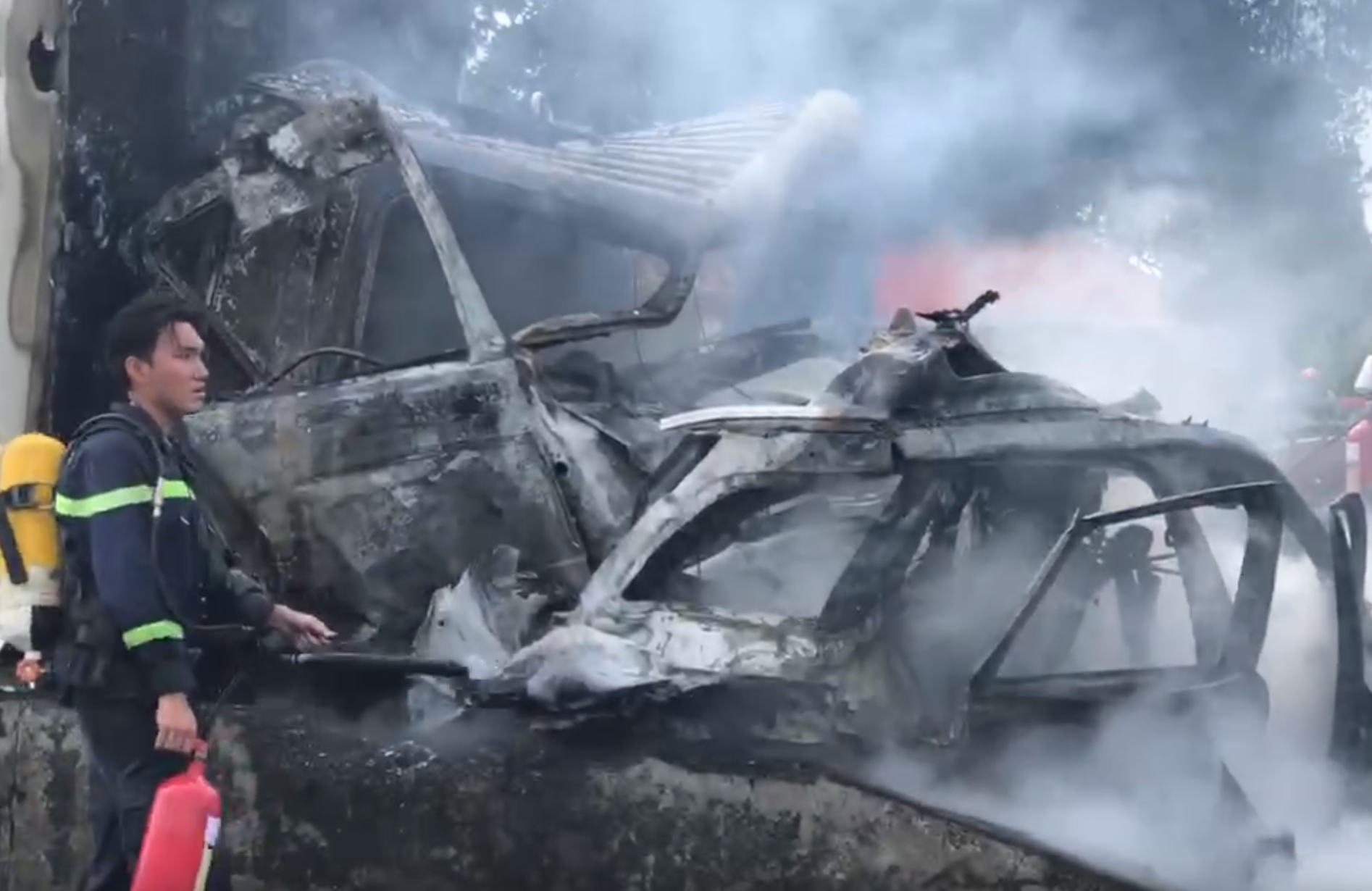 Toàn cảnh hiện trường vụ tai nạn nghiêm trọng giữa 8 ô tô trên cầu Phú Mỹ khiến giao thông tê liệt- Ảnh 6. Toàn cảnh hiện trường vụ tai nạn nghiêm trọng giữa 8 ô tô trên cầu Phú Mỹ khiến giao thông tê liệt- Ảnh 6.