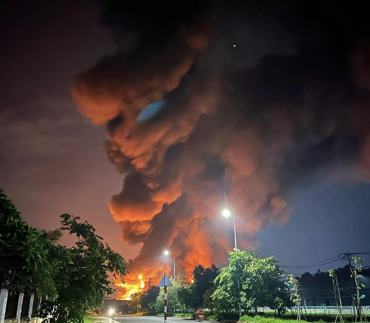 Toàn cảnh "biển lửa" bao trùm gần 14.000 m2 trong Khu Công nghiệp Bàu Xéo- Ảnh 3. Toàn cảnh "biển lửa" bao trùm gần 14.000 m2 trong Khu Công nghiệp Bàu Xéo- Ảnh 3.