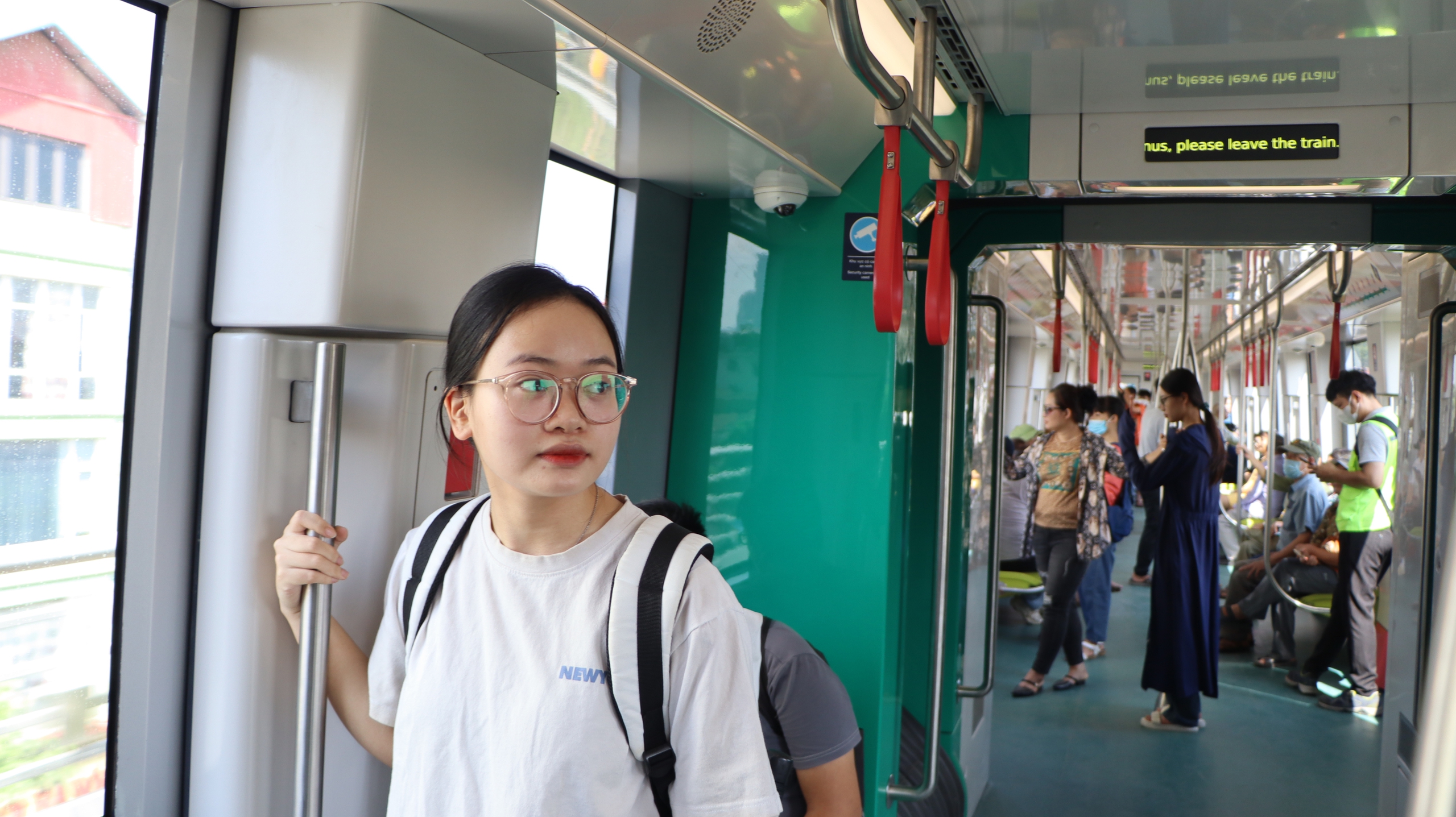 Hình ảnh khó tin ở tuyến metro đắt thứ nhì Việt Nam: Khách chật kín và thích thú vì một điều chưa từng có - Ảnh 15.