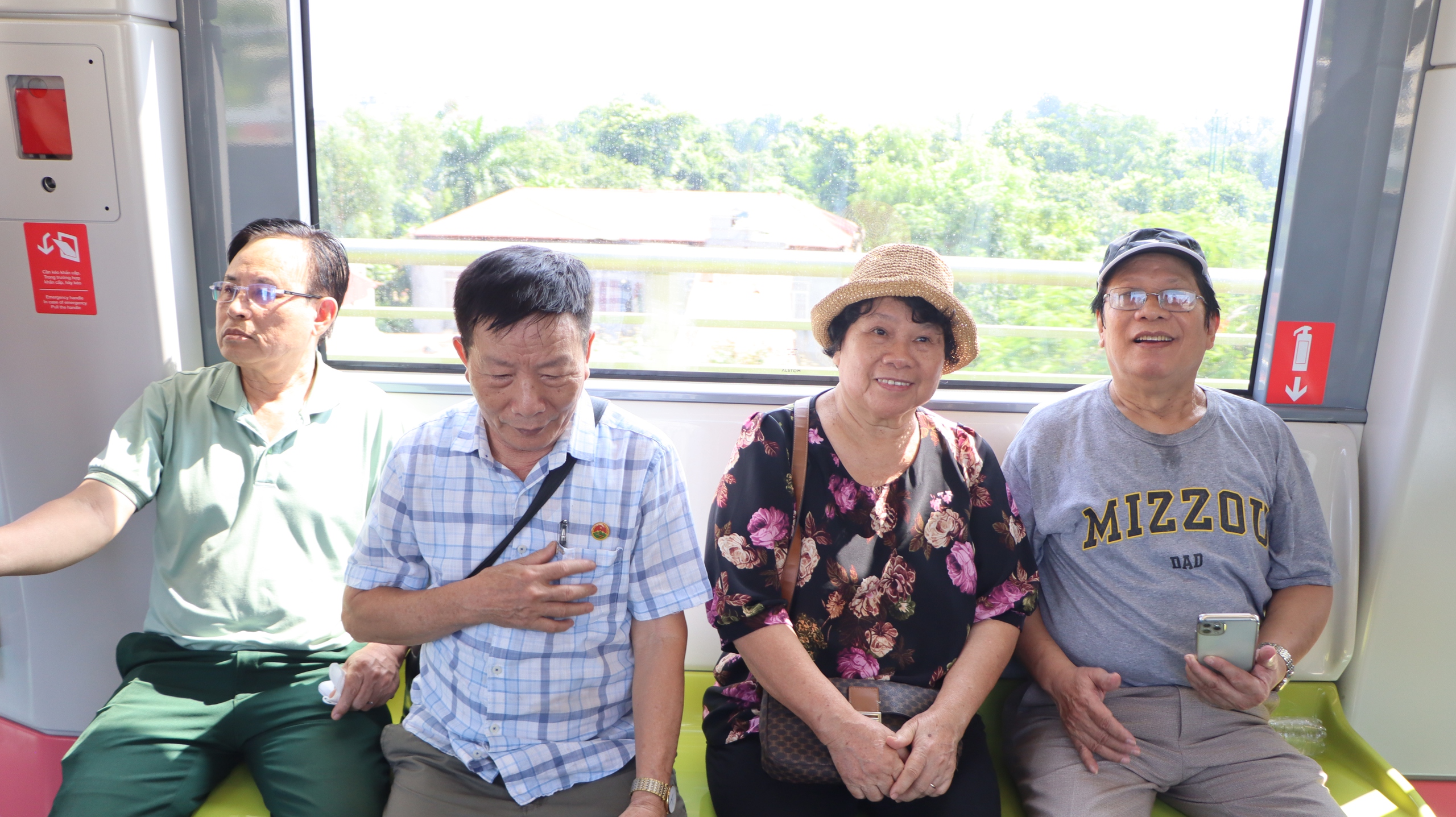 Hình ảnh khó tin ở tuyến metro đắt thứ nhì Việt Nam: Khách chật kín và thích thú vì một điều chưa từng có- Ảnh 13. Hình ảnh khó tin ở tuyến metro đắt thứ nhì Việt Nam: Khách chật kín và thích thú vì một điều chưa từng có - Ảnh 11.